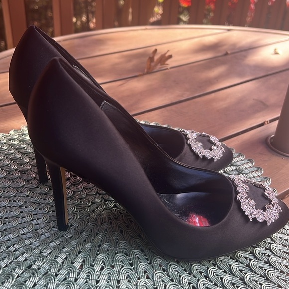 New never worn size 7.5 Audrey Brooke Embellished Dress Pumps, black. 4” heel - Picture 6 of 11